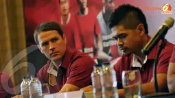 Dua pemain bintang Michael Owen dan Bambang Pamungkas terlihat serius menyimak pertanyaan wartawan saat konferensi Pers (Liputan6.com/ Helmi Fithriansyah)