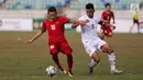 Gelandang Timnas Indonesia U-19, Egy Maulana Vikri berusaha mengontrol bola saat bertanding melawan Thailand di Piala AFF U-18 di Stadion Thuwanna, Yangon, Jumat (15/9). Thailand menang adu penalti 3-2. (Liputan6.com/Yoppy Renato)