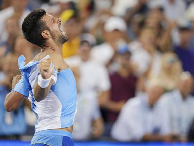 Petenis asal Serbia Novak Djokovic melakukan selebasi setelah menjuarai ATP Cincinnati Open 2023 dengan mengalahkan petenis asal Spanyol Carlos Alcaraz pada laga final di Mason, Ohio (20/8/2023). Djokovic menang dalam laga sengit 5-7, 7-6(9/7), 7-6(7/4). (AP Photo/Aaron Doster)
