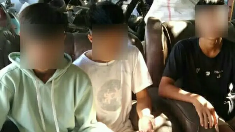 Tiga pria pelaku pencurian suku cadang alat berat di Bitung yang ditangkap aparat polisi.