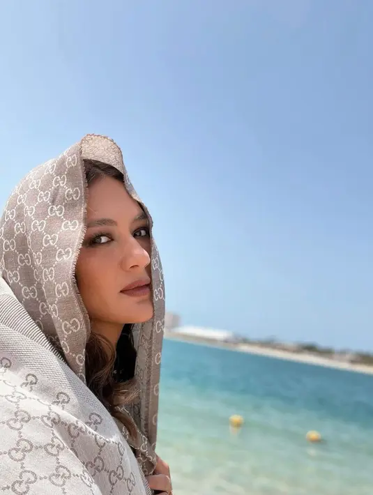 <p>Motif scarf sangat cantik jika kamu jadikan sebagai selendang, lho.&nbsp;(instagram/paula_verhoeven)</p>