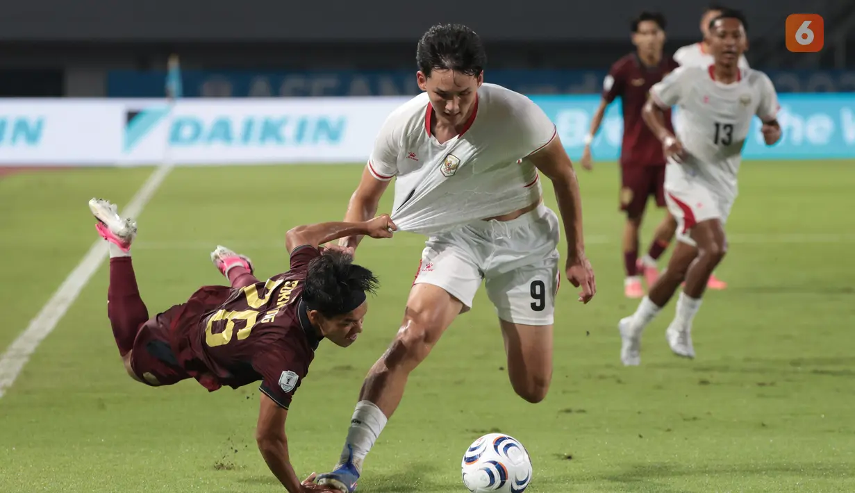 Penyerang Timnas Indonesia Mitchell Baker berusaha melewati kawalan pemain Kamboja pada laga Grup A Piala AFF 2026 di Stadion Pakansari, Bogor, Jawa Barat, Senin (27/7/2026). Baker tampil gemilang pada laga debutnya bersama Skuad Garuda dengan mencetak hattrick dan membawa Timnas Indonesia meraih kemenangan telak 5-1. Dua gol lainnya disumbangkan Sandy Walsh dan Jens Raven untuk mengamankan tiga poin perdana Indonesia di fase grup. (KLY/Budy Santoso)
