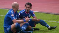 Duet penyerang PSIS, Bruno Silva (kiri) dan Hari Nur Yulianto, merayakan gol pertama ke gawang Arema di Stadion Moch Soebroto, Magelang (8/12/2019). (Bola.com/Vincentius Atmaja)