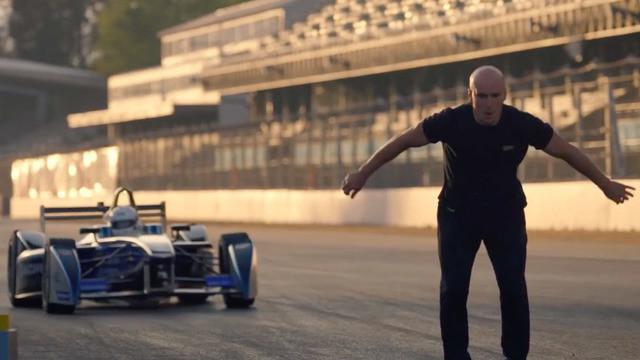 Damien Walters atlet olah raga ekstrim yang juga menjadi Stunt Man (pemeran pengganti) di film Hollywood seperti Captain America dan Sky Fall menantang maut dengan melakukan aksi backflip melawan mobil Formula E yang melaju kencang.