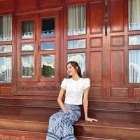 Beda dari penampilannya saat di panggung, pemilik nama asli Lalisa Manoban itu tampil lebih melokal di Negeri Gajah Putih tersebut.