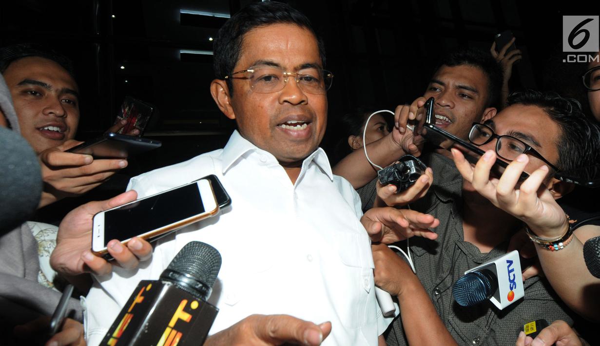 Menteri Sosial Idrus Marham menjawab pertanyaan awak media seusai menjalani pemeriksaan di gedung KPK, Jakarta, Kamis (19/7). Idrus Marham diperiksa terkait kasus dugaan suap kesepakatan kontrak kerja sama pembangunan PLTU Riau-1 (Merdeka.com/Dwi Narwoko)