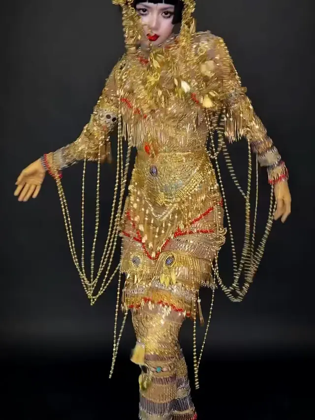 Lisa Blackpink saat Halloween 2025 tampil serba emas. [@lalalalisa_m]