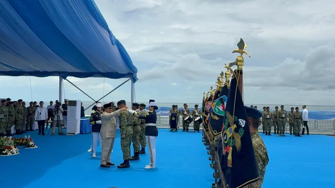 Prabowo Subianto prisostvoval paradi vojaških ladij indonezijske mornarice