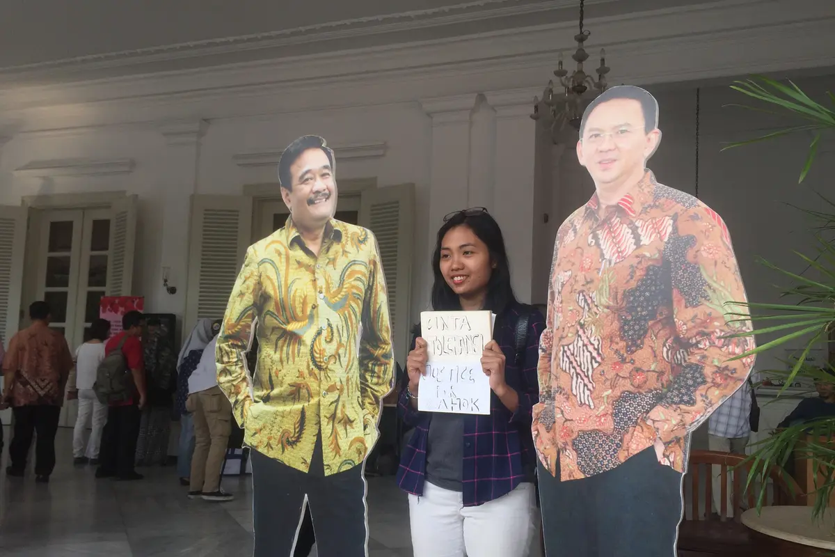 Pendukung berfoto dengan replika Ahok di Balai Kota