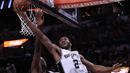 Pebasket San Antonio, Kawhi Leonard, melewati hadangan pebasket Houston Rockets, Clint Capela, pada laga semifinal wilayah barat NBA di AT&T Center, San Antonio, Rabu (3/5/2017). Spurs menang 121-96 atas Rockets. (AFP/Ronald Martinez)
