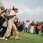 Najwa Shihab menyebut tarik tambang lomba favoritnya karena merefleksikan perjuangan meraih kemerdekaan dan persatuan. Ia juga ikut lomba bakiak. (Foto: Dok. Instagram @najwashihab)