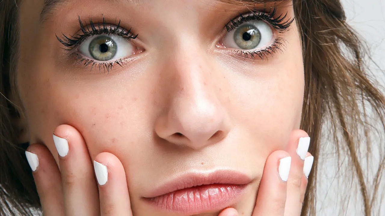 Ternyata, Menghapus Makeup dengan Tisu Sangat Buruk Bagi Kulit