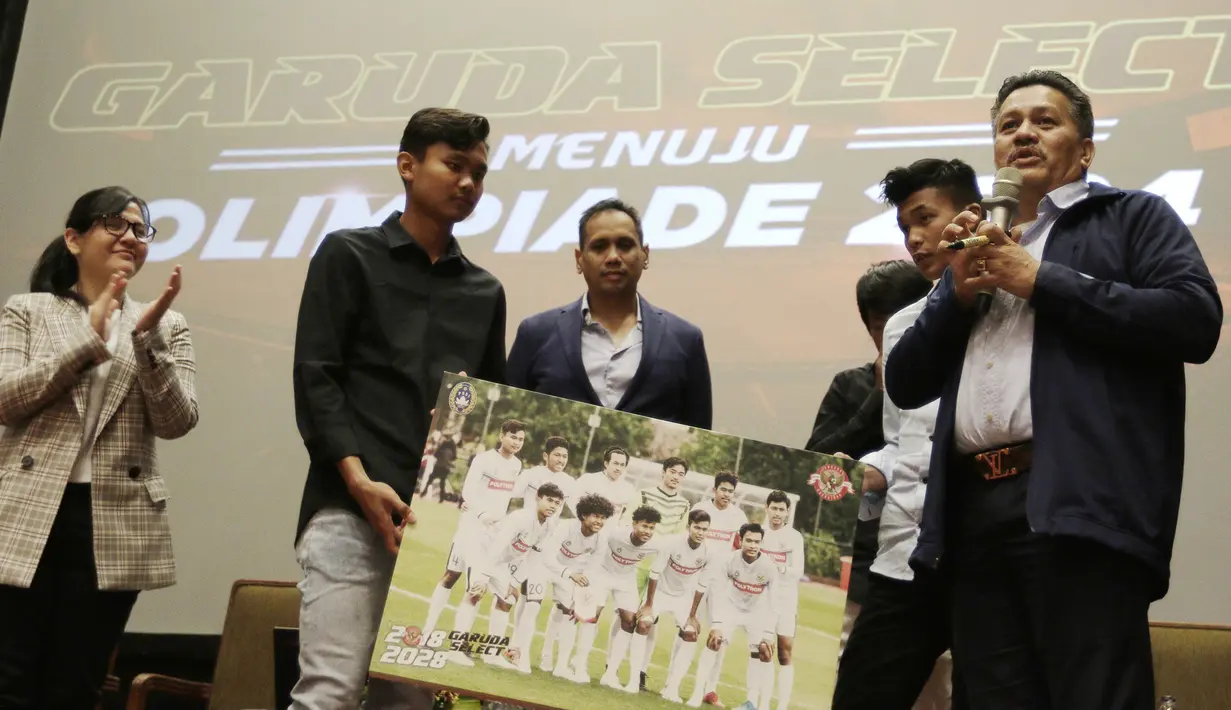 Sekjen PSSI, Ratu Tisha, dan anggota Exco PSSI, Gusti Randa, berfoto bersama tim Garuda Select di Hotel Sultan, Jakarta, Jumat (17/5). Garuda Select kembali ke Indonesia usai menjalani pelatihan dan uji coba di Inggris. (Bola.com/Yoppy Renato)