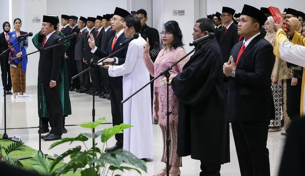 Terbaru, ia tampak mendampingi sang suami saat melantik dan  mengambil sumpah janji Pejabat Administrator dan Fungsional Lingkungan @kementerian.atrbpn. [@agusyudhoyono].