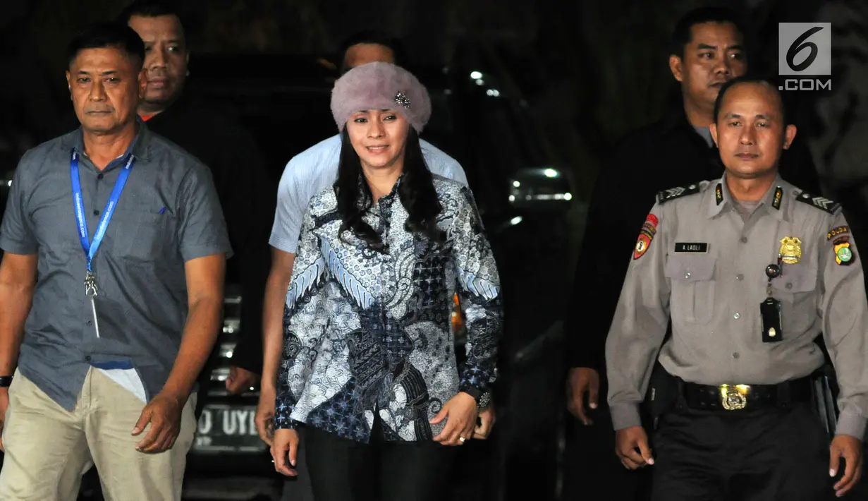 Bupati Kabupaten Kepulauan Talaud, Sulawesi Utara (Sulut) Sri Wahyumi Maria Manalip tiba dikawal petugas di Gedung KPK, Jakarta, Selasa (30/04/2019). Sri Wahyumi Maria terjaring OTT terkait dugaan suap proyek pembangunan pasar dan menjalani pemeriksaan 1X24 jam. (merdeka.com/Dwi Narwoko)