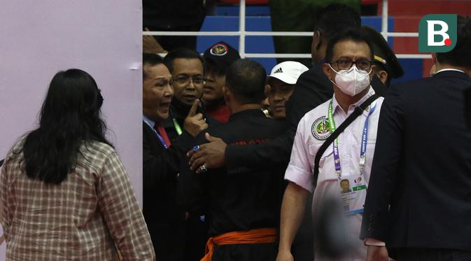 Kejadian tak berhenti usai kemenangan yang diraih tim dari Malaysia tersebut akibat pengurangan sepuluh poin yang diterima Mustakim. Benny pun masih terlihat marah dengan menunjuk pelatih Indro Catur Haryono. (Bola.com/Ikhwan Yanuar)