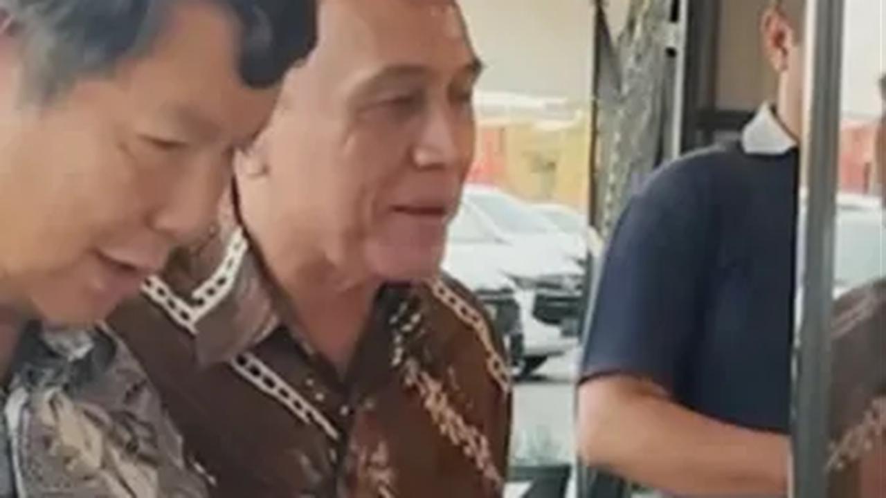 Namun siapa sangka, Hashim Sujono reflek mengajak Iriawan jajan Tahu Sumedang. Ternyata Tahu Sumedang merupakan makanan favorit Hashim Sujono. <br>