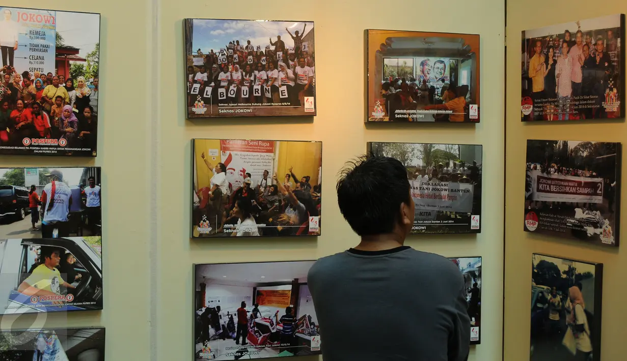 Pengunjung melihat-lihat koleksi foto relawan Jokowi yang dipamerkan di Plaza Atrium Senen, Jakarta, Sabtu (23/4/2016). Hingga 29 April mendatang, Relawan Jokowi menggelar pameran foto dukungan dan diskusi. (Liputan6.com/Helmi Fithriansyah)
