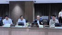 Sekretaris Kabinet (Seskab) Teddy Indra Wijaya bersama Menteri Sekretaris Negara (Mensesneg) Prasetyo Hadi menghadiri rapat kerja di Dewan Perwakilan Rakyat (DPR), Senayan, Jakarta, Rabu (8/10/2025) (@sekretariat.kabinet)