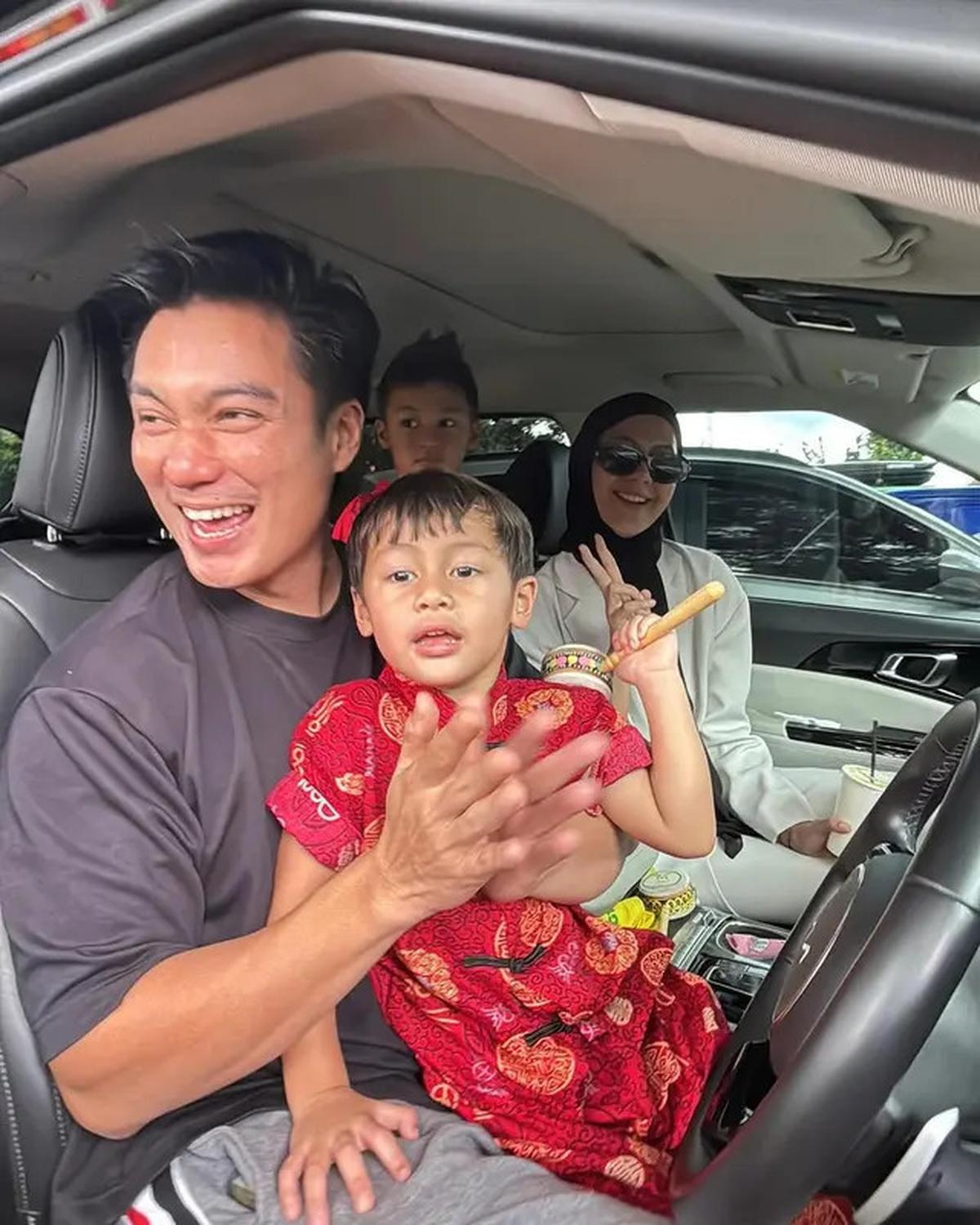 Masih Proses Cerai, Ini 6 Potret Baim Wong dan Paula Kompak Urus Anak di Hari Imlek
