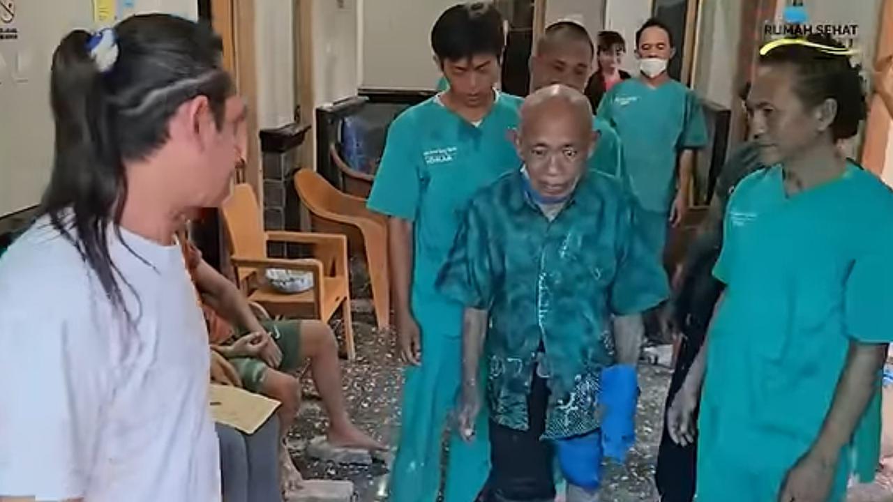 Alhamdulillah, Kondisi Pak Tarno Sudah Bisa Tersenyum dan Berjalan Naik Tangga