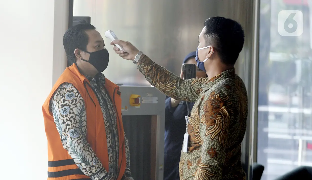 Mantan asisten pribadi mantan Menpora Imam Nahrawi, Miftahul Ulum (kiri) tiba di Gedung KPK, Jakarta, Jumat (15/5/2020). Miftahul Ulum menjadi saksi dalam persidangan kasus dugaan suap dana hibah dari pemerintah terhadap KONI melalui Kemenpora yang melibatkan Imam Nahrawi. (merdeka.com/Dwi Narwoko)