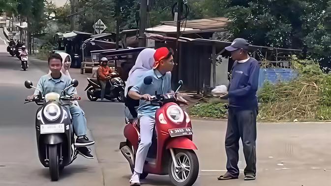 Viral Aksi Pelajar SMAN 1 Cikeusal Banten Bagikan Jatah MBG ke Masyarakat Kurang Mampu