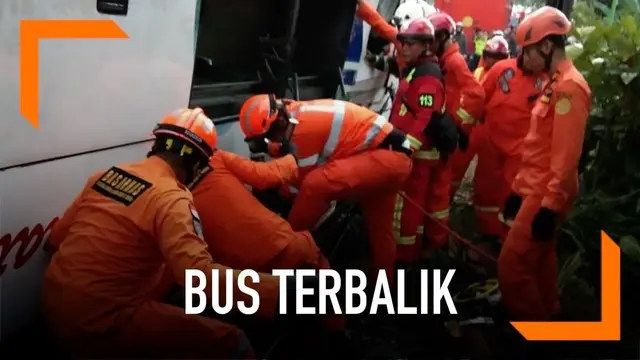 Sebuah bus nahas terbalik di Cicalengka, Bandung. Dua orang dinyatakan tewas dalam kejadian tersebut.