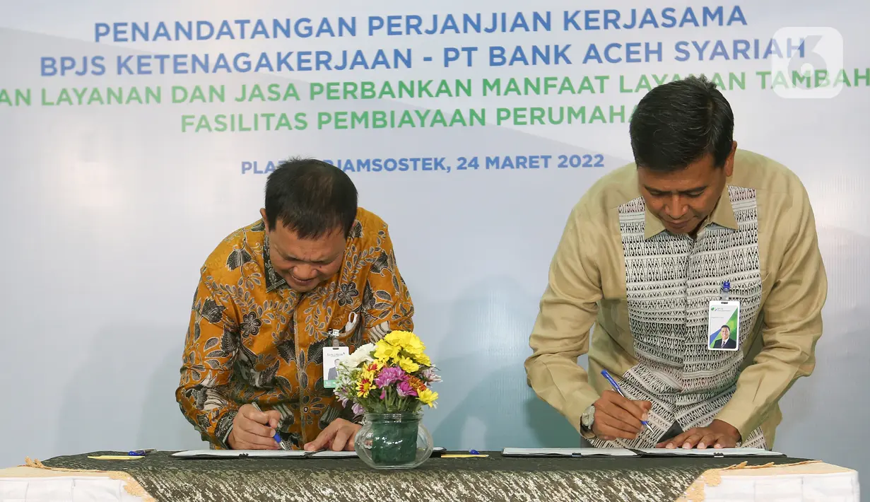 Direktur Utama BPJS Ketenagakerjaan (BPJAMSOSTEK) Anggoro Eko Cahyo (kanan) dan Direktur Utama Bank Aceh Haizir Sulaiman (kiri) saat menandatangani PKS terkait Penyediaan Layanan dan Jasa Perbankan dalam Rangka Pemberian MLT di Jakarta, Kamis (24/03/2022). (Liputan6.com/Fery Pradolo)
