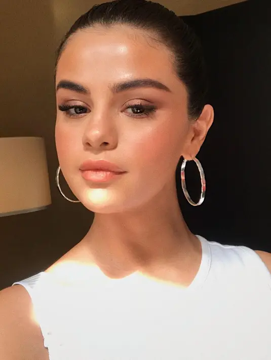 Selena Gomez sendiri sepertinya sedang menikmati waktunya dengan berganti gaya rambut untuk menemukan yang cocok. (instagram/hungvanngo)