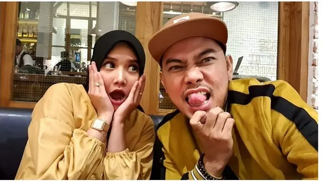 Meski secara agama sudah menikah, keduanya tetap belum mau tinggal satu atap.