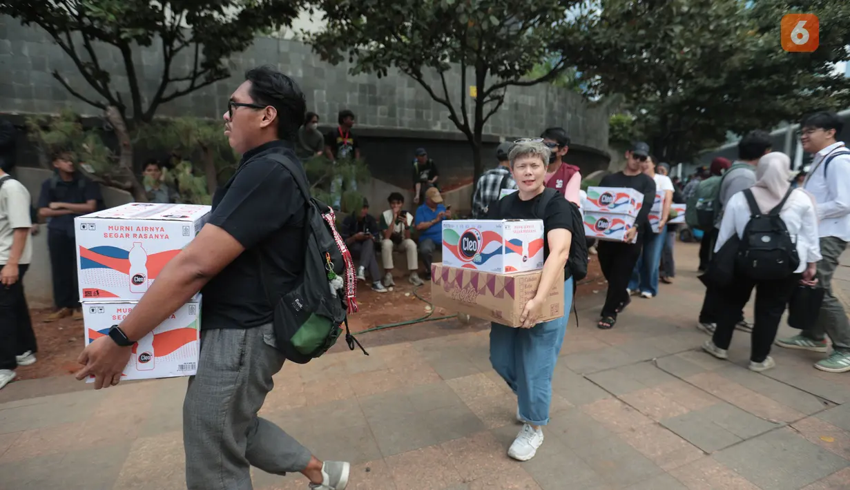 Sejumlah logistik berdatangan ke posko bunderan HI untuk mendukung aksi Sumpah Pemuda di kawasan Bundaran Hotel Indonesia (HI), Jakarta Pusat, Rabu (28/10/2026). (KLY/Budy Santoso)