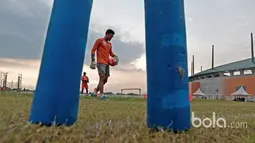 Kiper andalan Pusamania Borneo FC, Wawan tengah berlatih di Stadion Pakansari, Bogor, (9/3/2017). (Bola.com/Nicklas Hanoatubun)