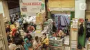Suasana Pasar Pramuka, Jakarta, Senin (2/3/2020). Pemerintah resmi mengumumkan dua pasein ibu (64) dan anak (31) terinfeksi wabah virus corona COVID-19 setelah berinteraksi dengan Warga Negara Jepang yang berkunjung ke Indonesia. (Liputan6.com/Faizal Fanani)