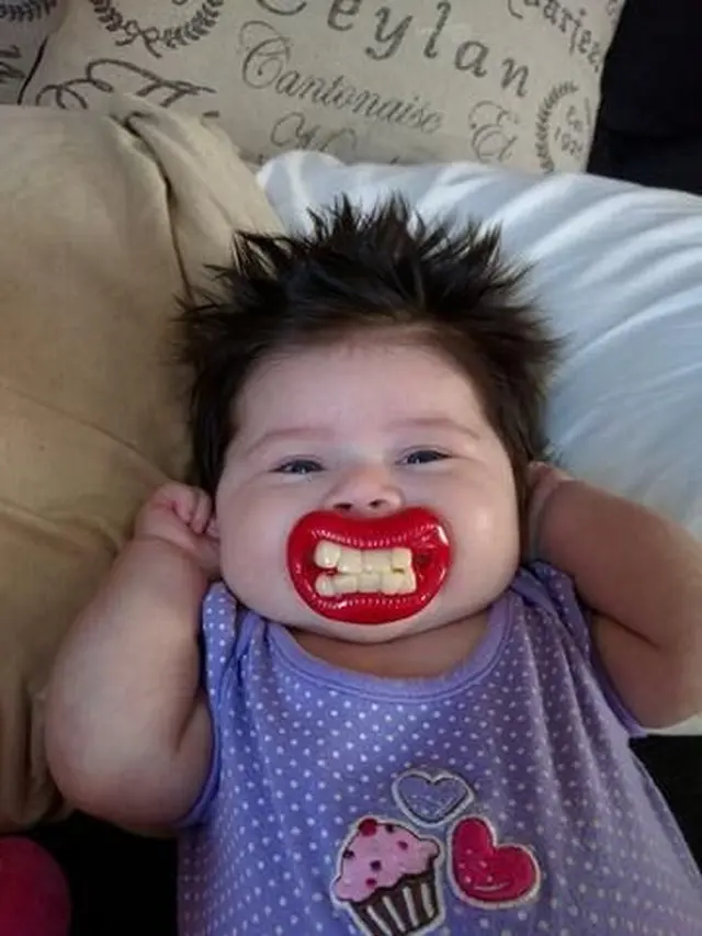 Potret Empeng Bayi Ini Bikin Ketawa, Lucu Banget