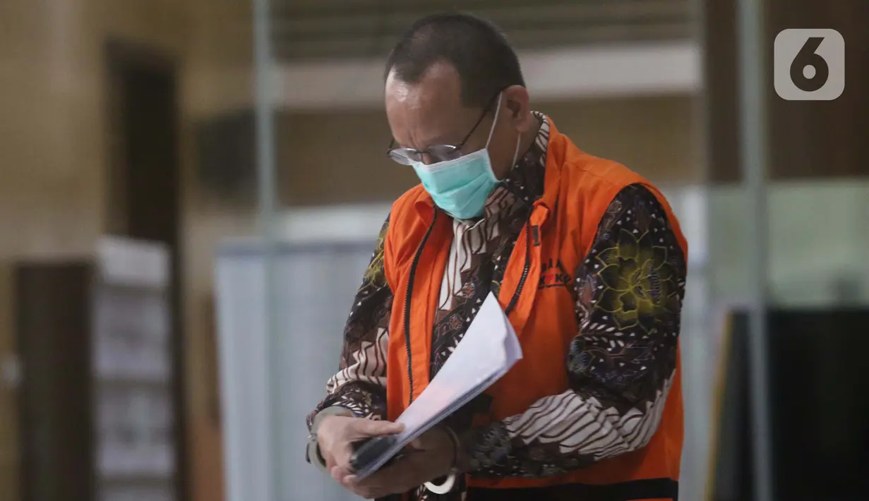 Mantan Sekretaris MA Nurhadi usai menjalani pemeriksaan lanjutan di Gedung KPK, Jakarta, Rabu (26/8/2020). Nurhadi diperiksa untuk penyidikan dugaan penerimaan suap dan gratifikasi yang mencapai Rp 46 miliar dalam pengurusan perkara di Mahkamah Agung (MA). (Liputan6.com/Helmi Fithriansyah)