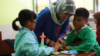 Terapi berpasangan antara ibu dan anak dilakukan guna meningkatkan bonding dan empati.