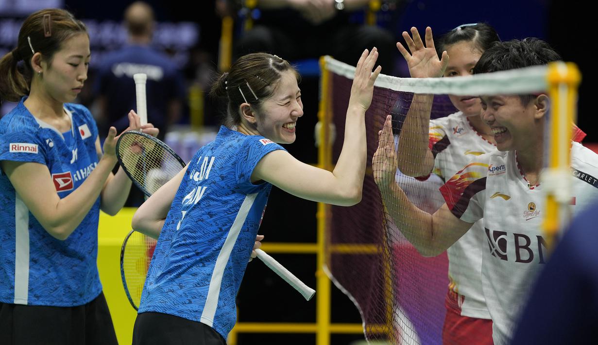 Ganda putri Indonesia, Siti Fadia Silva Ramadhanti/Lanny Tria Mayasari (kanan) bersalaman dengan wakil Jepang, pasangan Nami Matsuyama/Chiharu Shida setelah berakhirnya pertandingan partai kedua laga pamungkas Grup C Piala Uber 2024 di Hi-Tech Zone Sports Centre Gymnasium, Chengdu, China, Rabu (1/5/2024). Siti Fadia Silva Ramadhanti/Lanny Tria Mayasari kalah dalam tiga gim (9-21, 22-20 dan 16-21). (AP Photo/Ng Han Guan)