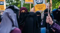 Kelompok Kvinder i Dialog mengadakan demonstrasi menentang denda pertama yang diberikan karena mengenakan cadar di Kopenhagen, Denmark, Jumat (10/8). (Martin Sylvest/Ritzau Scanpix/AFP)