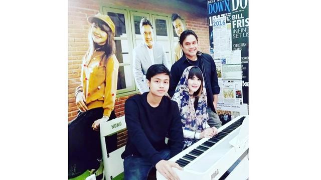 Ita Purnamasari dan Dwiki Dharmawan menikah pada 1995. Keduanya dikaruniai anak laki-laki yang tampan.