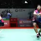 Pasangan ganda campuran Indonesia, Praveen Jordan/Melati Daeva Oktavianti bertanding melawan wakil India, Ishaan Bhatnagar/Tanisha Crasto pada babak 32 besar Indonesia Masters 2022 di Istora Senayan, Jakarta, Rabu (8/6/2022). Praveen Jordan/Melati Daeva Oktavianti unggul 21-14, 16-21, dan 21-12. (Liputan6.com/Helmi Fithriansyah)