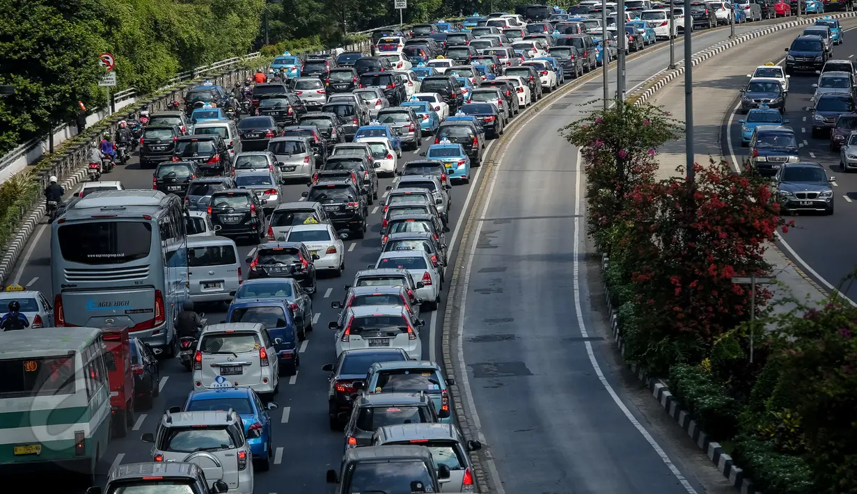 Pengendara terjebak macet di Jalan MH Thamrin, Jakarta, Kamis (4/6/2015). Data dari BPS menyebutkan, saat ini kecepatan rata-rata berkendara di Jakarta pada pagi hari di hari kerja hanya berkisar 5 km per jam. (Liputan6.com/Faizal Fanani)