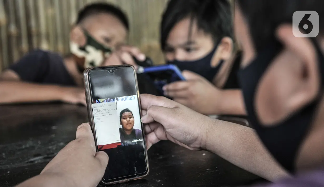 Sejumlah siswa menggunakan jaringan JakWiFi saat mengikuti kegiatan PJJ di Rumah Diskusi RT 007/008 Cipinang Besar Utara, Jakarta, Selasa (8/9/2020). Warga mengeluhkan jaringan JakWiFi di beberapa wilayah karena lemahnya sinyal internet. (merdeka.com/Iqbal S. Nugroho)