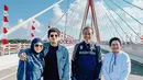 Kembaran dengan Nagita Slavina, Aurel Hermansyah juga kenakan denim on denim. Namun Aurel pilih kenakan hijab lilit berwarna navy dan sneakers [@aurel_hermansyah]