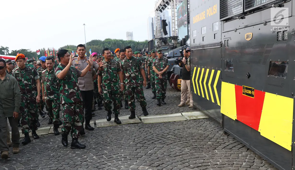 Panglima TNI, Marsekal TNI Hadi Tjahjanto saat meninjau kendaraan taktis Polri pada pameran Alat Utama Sistem Persenjataan TNI di Kawasan Monas, Jakarta, Kamis (27/9). Pameran ini berlangsung hingga 29 September. (Liputan6.com/Helmi Fithriansyah)