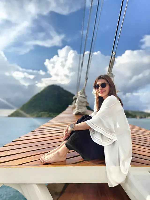Rehat Sejenak, Ini 7 Potret Najwa Shihab Liburan Bareng Suami di Labuan Bajo