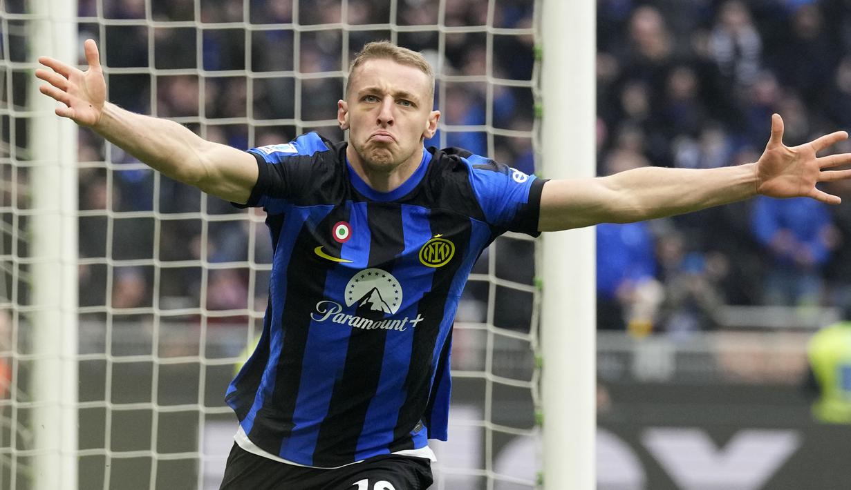 Ekspresi pemain Inter Milan, Davide Frattesi ketika melakukan selebrasi setelah mencetak gol kemenangan ke gawang Hellas Verona pada laga lanjutan Liga Italia 2023/2024 di Giuseppe-Meazza Stadium, Milan, Italia, Sabtu (07/01/2023) dini hari WIB. (AP Photo/Antonio Calanni)