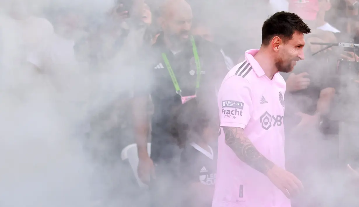 Pemain Inter Miami, Lionel Messi berjalan memasuki lapangan saat laga lanjutan Major League Soccer 2023 melawan Atlanta United di DRV PNK Stadium, Florida, Rabu (26/07/2023) pagi WIB. (AFP/Getty Images/Hector Vivas)