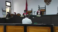 Mantan Kepala Badan Pertanahan Gorontalo Gabriel Triwibawa, kini menjalani sidang perdana. (Arfandi Ibrahim/Liputan6.com)