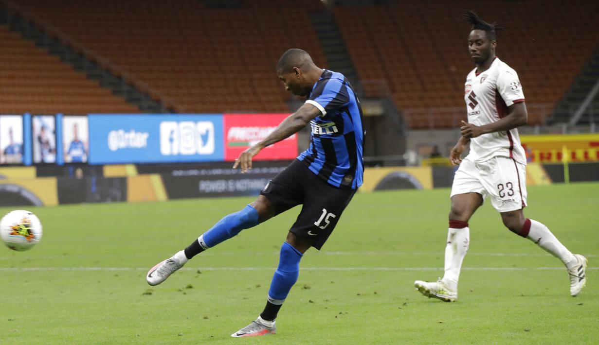 Bek Inter Milan, Ashley Young, mencetak gol ke gawang Torino pada laga Serie A di Stadion Giuseppe Meazza, Senin (13/7/2020). Inter Milan menang 3-1 atas Torino. (AP Photo/Luca Bruno)